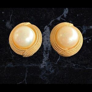 Vintage Cinar gold rope and pearl round clip back earrings signed-1” diameter